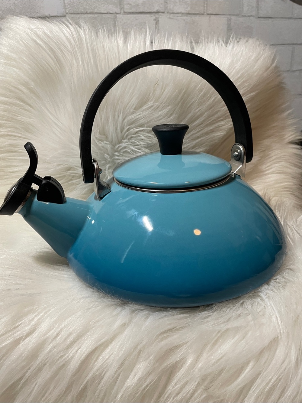 Le Creuset Zen whistling kettle Caribbean retired